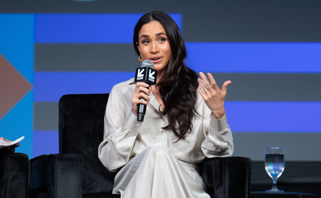 Meghan Markle, duquesa de Sussex, no painel Quebrando Barreiras, Moldando Narrativas - Como as Mulheres Lideram Dentro e Fora da Tela, no SXSW Foto de Astrida Valigorsky/Getty Images