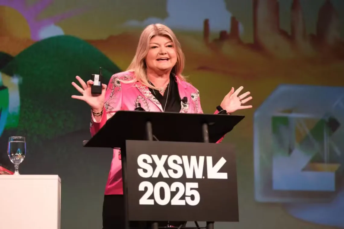 Sandy Carter, fundadora da Unstoppable Domains, no palco do SXSW 2025,